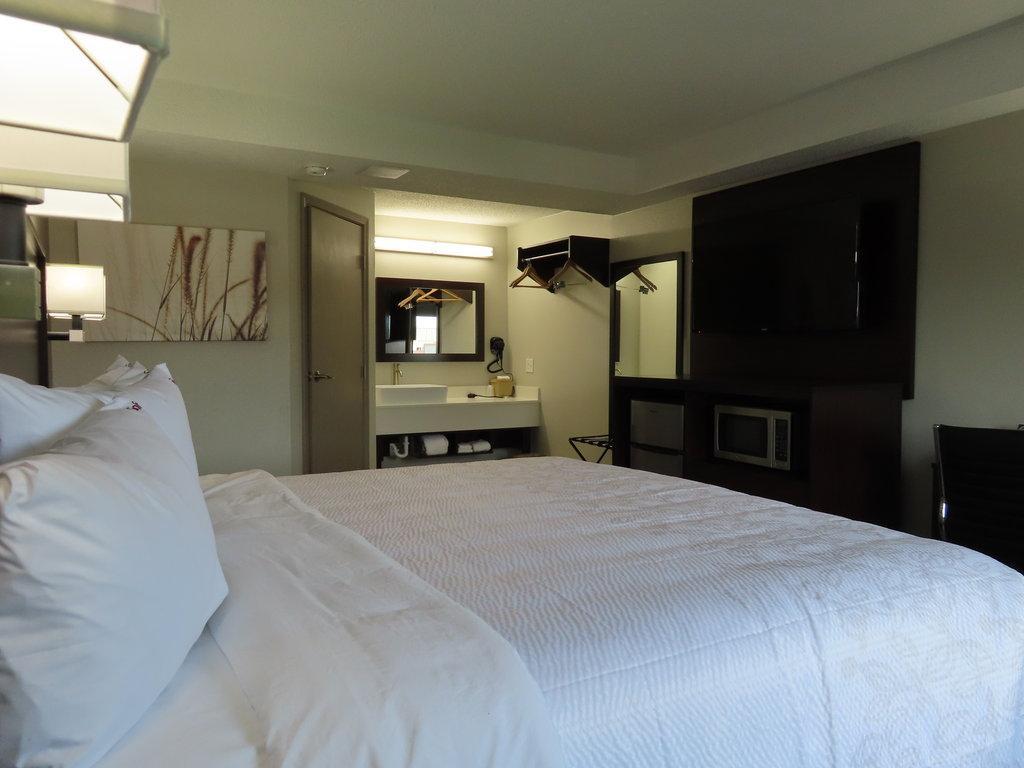 Red Roof Plus+ & Suites Erie Bagian luar foto