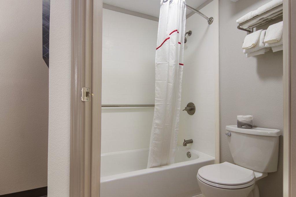 Red Roof Plus+ & Suites Erie Bagian luar foto